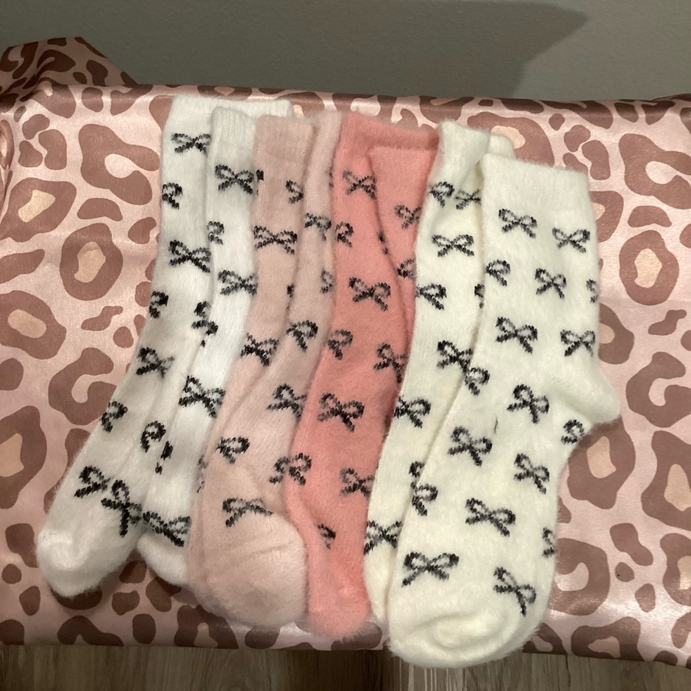 🎀 NEW 4-Pack Coquette Bow Fluffy Socks Pink & White Soft Cozy - SO CUTE 🎀